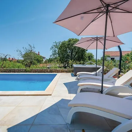In Vabriga With Outdoor Swimming Pool Tar-Vabriga